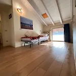 Shangri La - Two Bedroom Mansard 아파트 브레시아